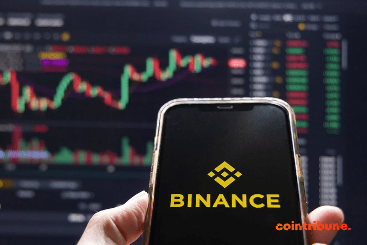 Le logo de l'exchange crypto Binance sur un téléphone