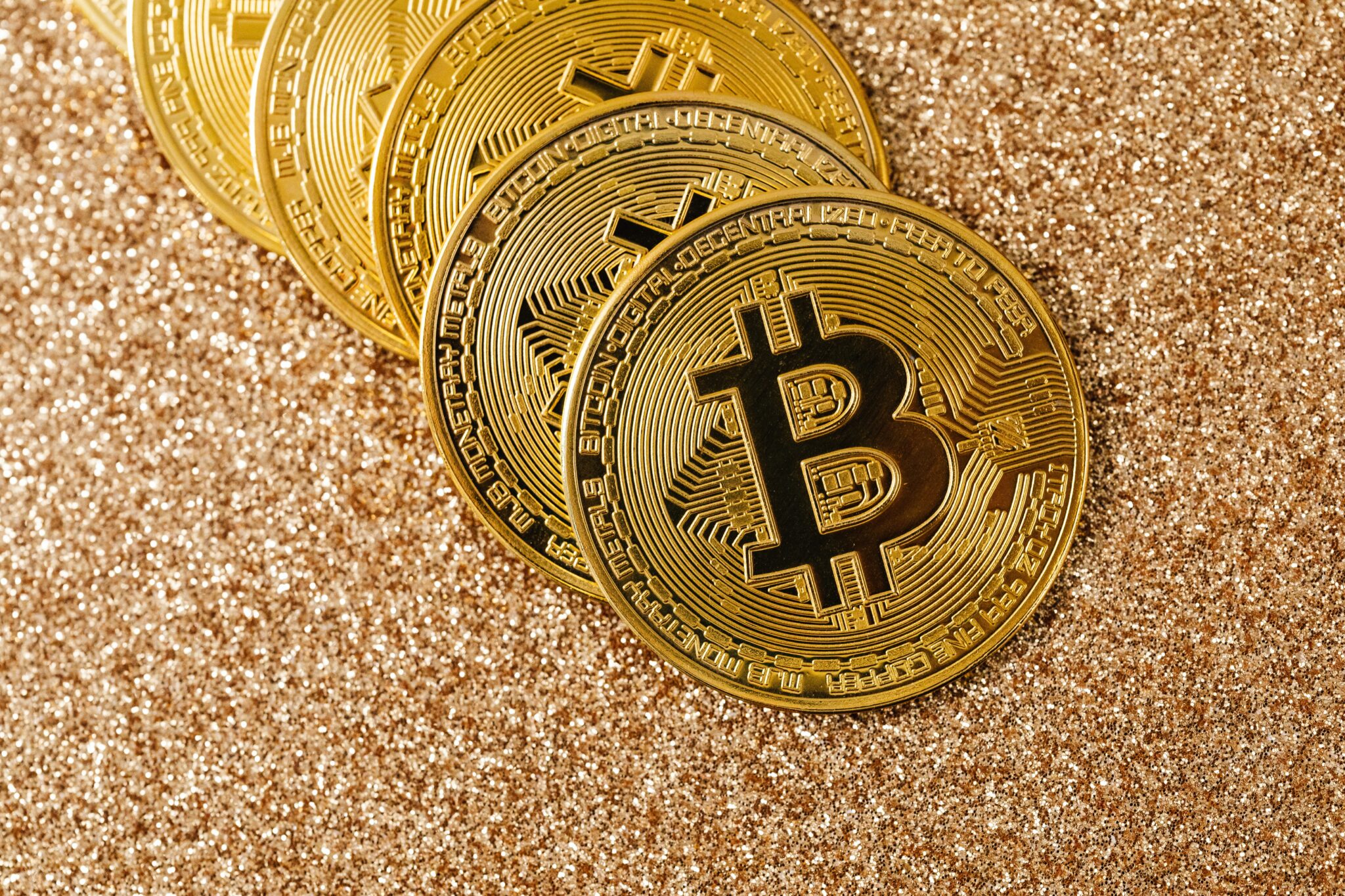Plusieurs pièces de monnaies représentant le bitcoin