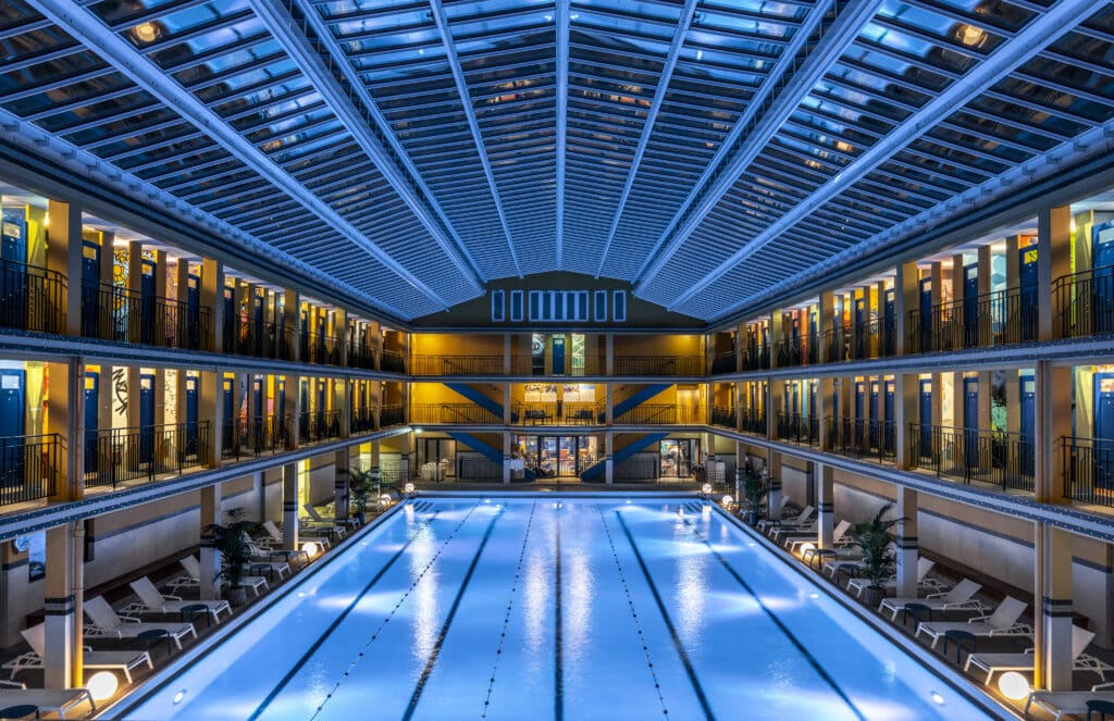 image de la piscine interieur du molitor paris