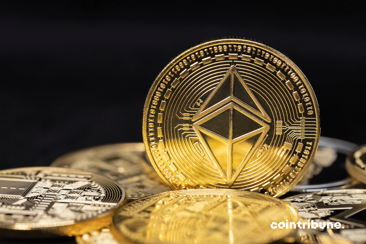Une pièce physique d'ether, la crypto native de la blockchain Ethereum