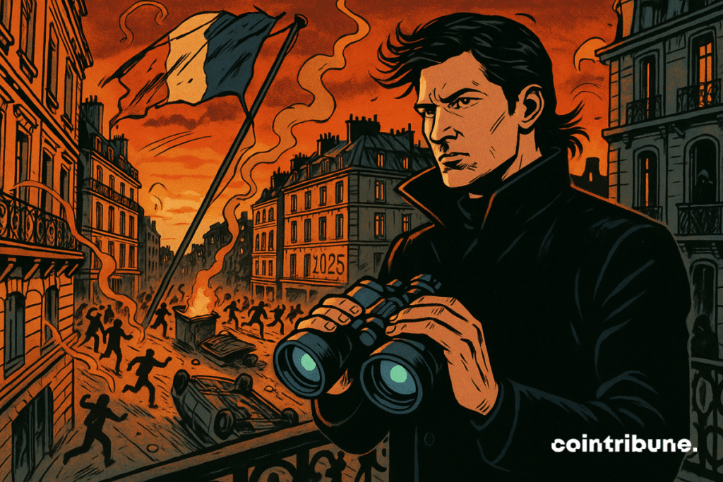 Un homme sombre, évoquant Telegram, observe une rue parisienne en chaos depuis un balcon haussmannien au coucher du soleil.