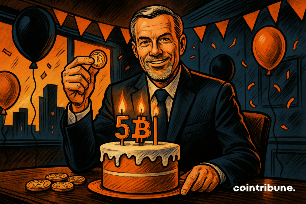 O CEO da Strategy, de terno escuro, em pé atrás de uma grande mesa. Sobre a mesa, um grande bolo de aniversário decorado em branco e laranja, com cinco velas em formato do logotipo do BTC alinhadas no topo. Ele segura delicadamente, entre o polegar e o dedo indicador da mão direita, uma pequena moeda dourada de Bitcoin, apresentando-a com orgulho ao espectador.